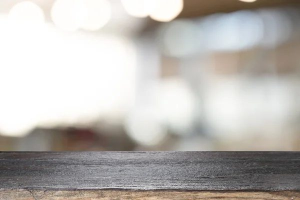 Prázdný dřevěný stůl pro současný produkt na kávovaru rozmazat backg — Stock fotografie