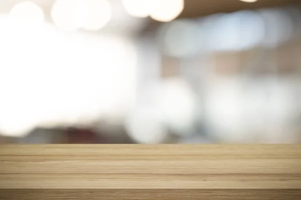 Tavolo in legno vuoto per prodotto presente su zaino sfocato da caffetteria — Foto Stock