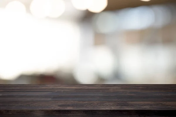 Κενό ξύλινο τραπέζι για το παρόν προϊόν στην καφετέρια blur backg — Φωτογραφία Αρχείου
