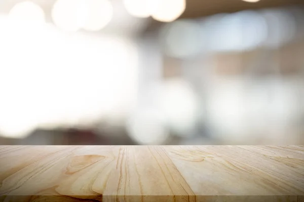 Κενό ξύλινο τραπέζι για το παρόν προϊόν στην καφετέρια blur backg — Φωτογραφία Αρχείου