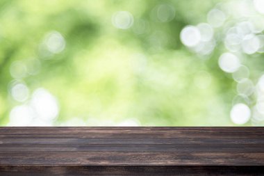 Yeşil bokeh ile mevcut ürün için boş tablo