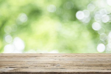 Yeşil bokeh ile mevcut ürün için boş tablo