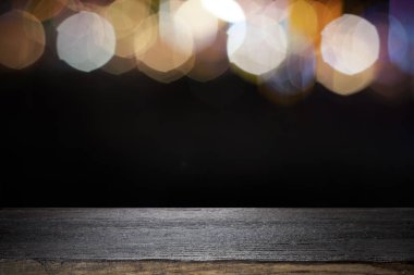 Boş ahşap masa platformu ve bokeh geceleri.