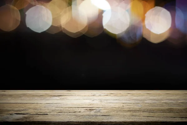 Lege houten tafel platform en bokeh nachts. — Stockfoto