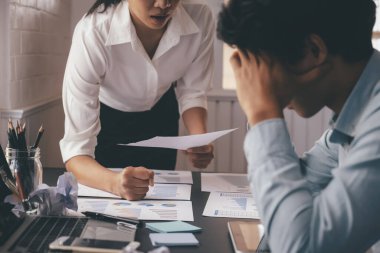 İş ekibi ortağı ve ciddi tartışma suçlayarak.