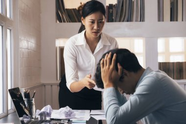 İş ekibi ortağı ve ciddi tartışma suçlayarak.