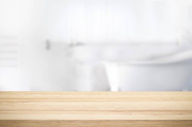 Boş ahşap masa. Banyo geçmişi bulanık..