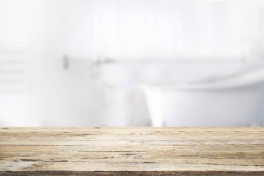 Boş ahşap masa. Banyo geçmişi bulanık..