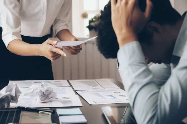 Geschäftliches Teamwork, Schuldzuweisungen an Partner und ernsthafte Diskussion. — Stockfoto