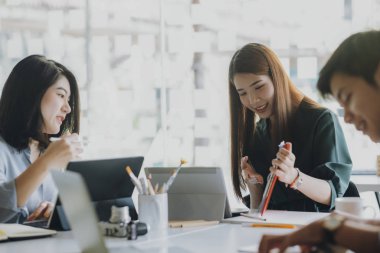 Yatırım tartışmak için iş adamları ekip çalışması toplantısı.