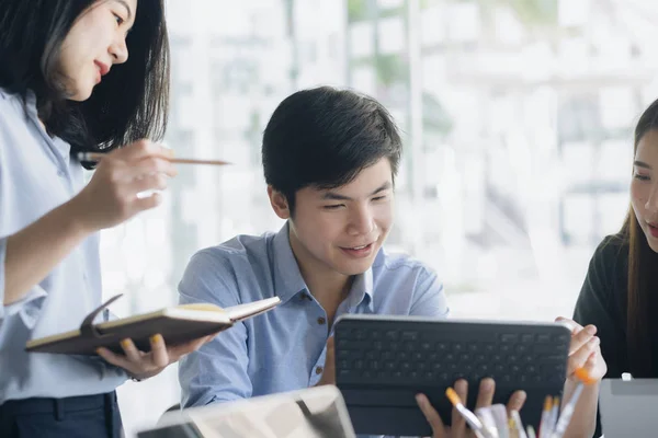 Affärsmän teamwork möte för att diskutera investeringen. — Stockfoto