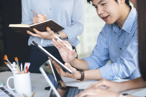 Zakenlieden teamwork bijeen om de investering te bespreken. — Stockfoto