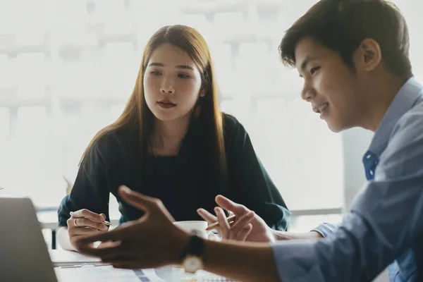 Affärsmän teamwork möte för att diskutera investeringen. — Stockfoto