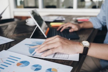 İşadamı yatırım pazarlama verilerini analiz.