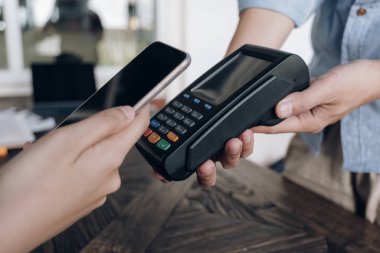 NFC teknolojisi kullanılarak akıllı telefon ile fatura ödeniyor.