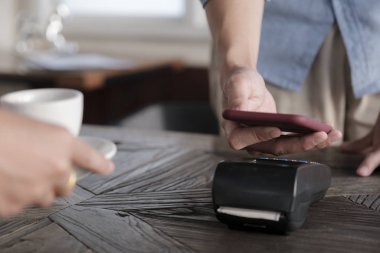 NFC teknolojisi kullanılarak akıllı telefon ile fatura ödeniyor.