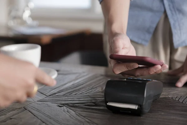 จ่ายบิลผ่านสมาร์ทโฟนโดยใช้เทคโนโลยี NFC . — ภาพถ่ายสต็อก