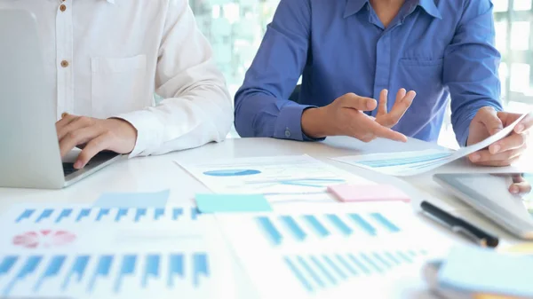 Reunião de trabalho em equipa dos empresários para discutir o investimento . — Fotografia de Stock