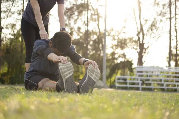 Jovem Mulher Estendendo Parque Casal Jovem Esfriar Após Exercício — Fotografia de Stock