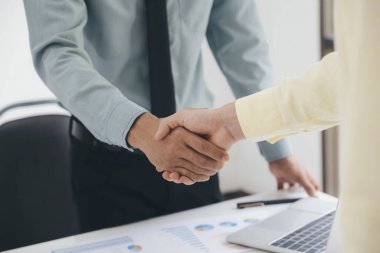 İş adamları tokalaşıyor. Başarılı iş adamları iyi bir anlaşmadan sonra el sıkışıyorlar. İş ortaklığı toplantısı konsepti.