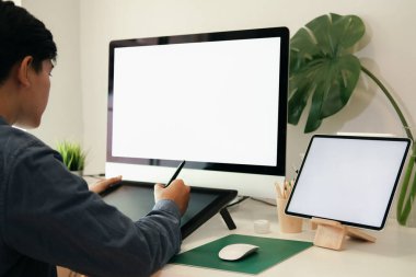 Web tasarımcısı, UX UI tasarımcısı mobil uygulama kullanıcı arayüzü tasarlıyor. Yaratıcı planlama uygulaması geliştirme taslağı kablo çizimi tasarımı.