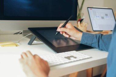 Web tasarımcısı, UX UI tasarımcısı mobil uygulama kullanıcı arayüzü tasarlıyor. Yaratıcı planlama uygulaması geliştirme taslağı kablo çizimi tasarımı.