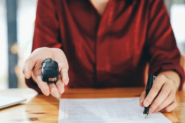 Geschäftskonzept Kfz Versicherung Auto Verkaufen Und Kaufen Auto Finanzierung Autoschlüssel — Stockfoto