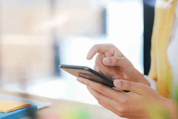 Junger Mann Mit Tablette Nutzung Der Online Verbindungstechnologie Für Wirtschaft — Stockfoto