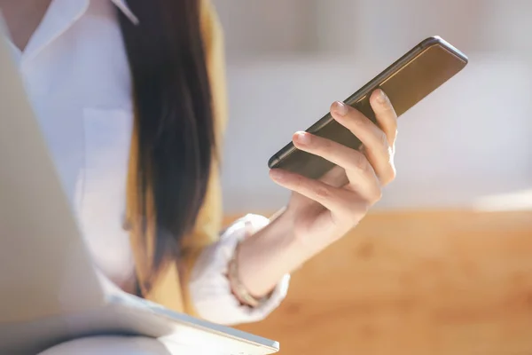 Junger Mann Mit Tablette Nutzung Der Online Verbindungstechnologie Für Wirtschaft — Stockfoto