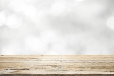 Beyaz bokeh soyut arkaplan üzerinde ahşap masa üstü ve montaj veya görüntüleme ürünleri için kullanılır