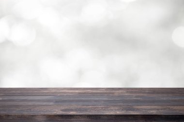 Beyaz bokeh soyut arkaplan üzerinde ahşap masa üstü ve montaj veya görüntüleme ürünleri için kullanılır
