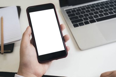 Akıllı telefonu tutan adama yaklaş. Grafik görüntüleme kurgusu için boş ekran modellemesi.
