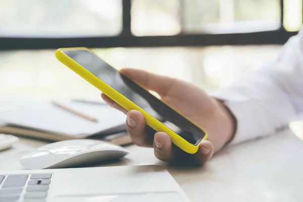 Egy Fiatalember Mobilt Használ Online Kapcsolat Technológia Használata Üzleti Oktatási — Stock Fotó