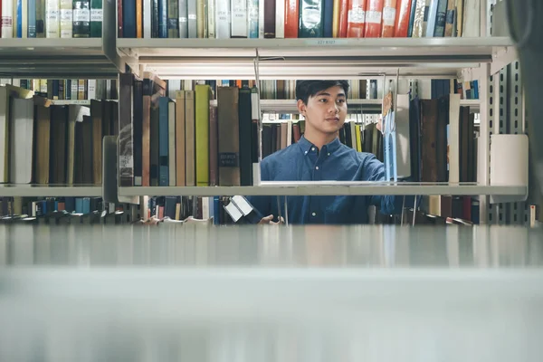 Joven Eligiendo Libro Biblioteca Pública Concepto Educación Aprendizaje — Foto de Stock