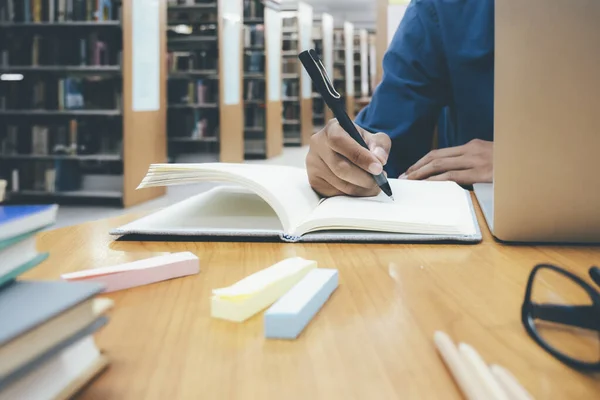 Sluit Handen Met Pen Schrijven Notebook Onderwijsconcept — Stockfoto