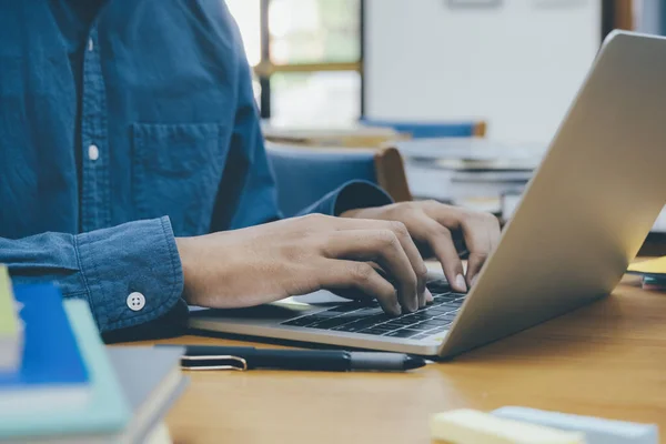 Nahaufnahme Hand Mit Computer Laptop Nutzung Der Online Verbindungstechnologie Für — Stockfoto