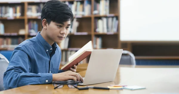 教育オンライン学習や自己学習の概念 コラージュの女の子は本やインターネットから研究や発見を行うオンライン — ストック写真