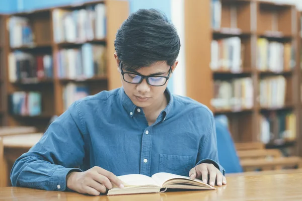 Ler Livro Educação Acadêmica Aprendizagem Leitura Exame Conceito — Fotografia de Stock