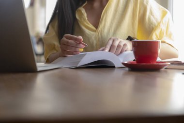 Bilgisayar ve mobil cihaz kullanan genç bir kolaj öğrencisi. Eğitim ve çevrimiçi öğrenim. 