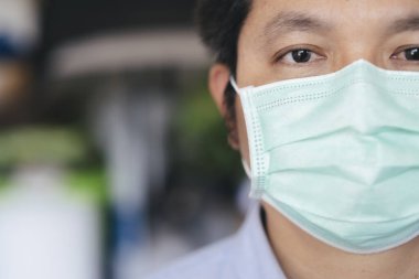 Enfeksiyonu önlemek için hijyenik maske takan yakın plan bir adam, grip gibi hava yoluyla bulaşan solunum hastalıkları, 2019-NCoV. Bulaşıcı hastalıklara karşı koruma, koronavirüs.. 