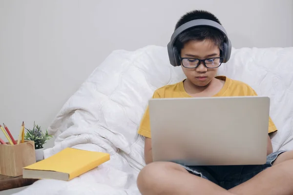 Vrolijk Jongen Enthousiast Met Behulp Van Computer Online Leren Schoolwerk — Stockfoto