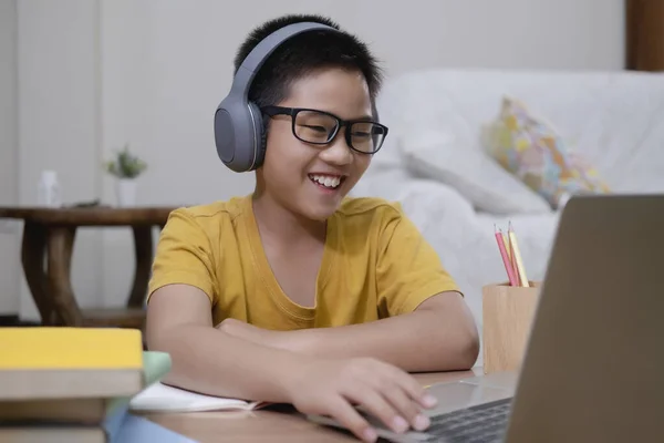 Alegremente Chico Emocionado Usando Computadora Aprendizaje Línea Trabajo Escolar Asiático — Foto de Stock