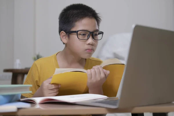 Estudante Colagem Jovem Usando Computador Dispositivo Móvel Estudando Online Educação — Fotografia de Stock
