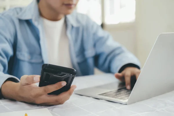 Junger Mann Der Hause Oder Büro Online Mit Handy Und — Stockfoto