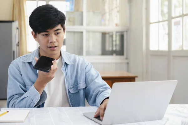 Młody Człowiek Rozmawia Przez Telefon Handfree Pomocą Laptopa Pracy Spotkania — Zdjęcie stockowe