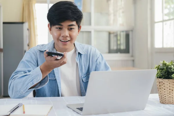 Młody Człowiek Rozmawia Przez Telefon Handfree Pomocą Laptopa Pracy Spotkania — Zdjęcie stockowe