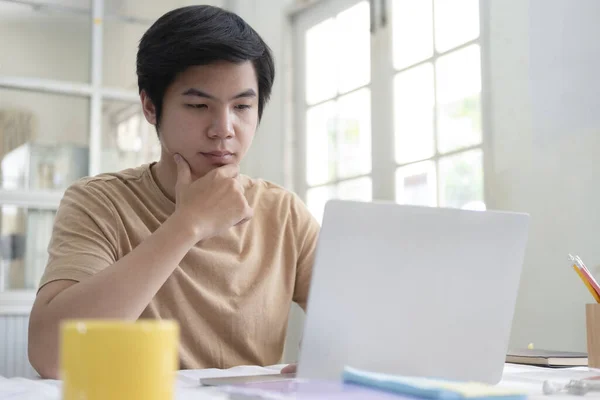 Ung Man Som Använder Laptop För Att Arbeta Från Hemmakontoret — Stockfoto