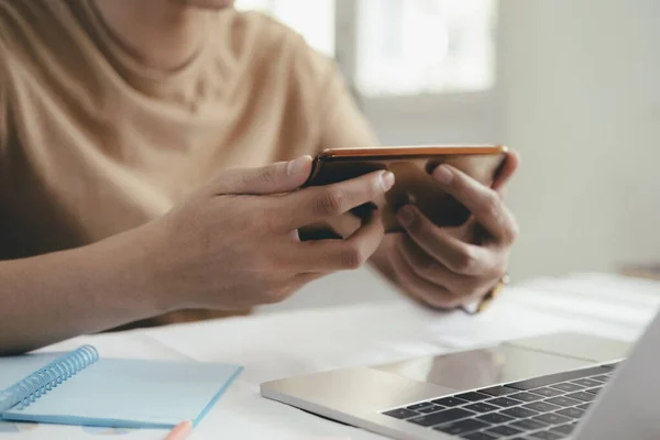 Joven Usando Teléfono Móvil Uso Tecnología Conexión Línea Para Negocios —  Fotos de Stock