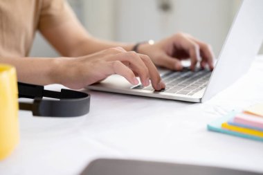 Bilgisayarı kullanarak yakından çek. İş, eğitim ve iletişim için çevrimiçi bağlantı teknolojisi kullanılıyor. 