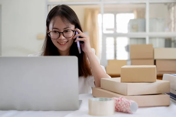 Vendendo Trabalho Online Casa Jovem Start Proprietário Loja Venda Line — Fotografia de Stock